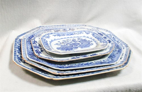 Lot 232 - A composed graduated set of five Qianlong blue and white dishes