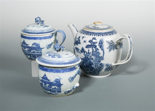 Lot 233 - Various pieces of Qianlong blue and white...