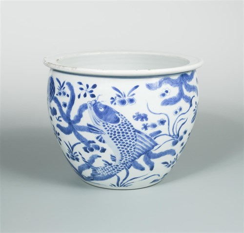 Lot 245 - An 18th century Chinese blue and white planter