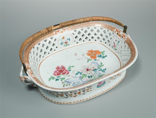 Lot 254 - A mid 18th century famille rose oval basket