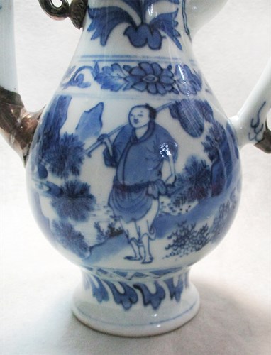 Lot 127 - A transitional blue and white ewer