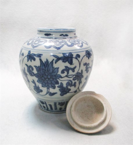 Lot 57 - A Ming blue and white covered ovoid jar