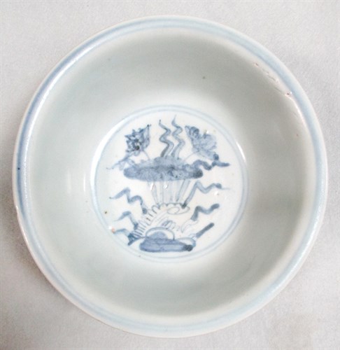 Lot 106 - A near pair of Ming dynasty provincial bowls
