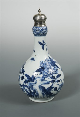 Lot 234 - An 18th century blue and white Guglet