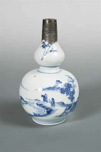 Lot 160 - A silver topped Kangxi blue and white double gourd vase
