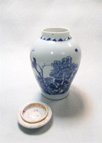 Lot 130 - A fine transitional underglazed blue and white ovoid jar with cover, c.1640, Chongzhen period
