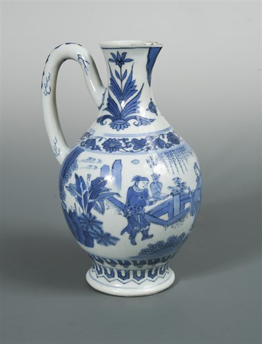 Lot 131 - An underglazed blue and white transitional ewer
