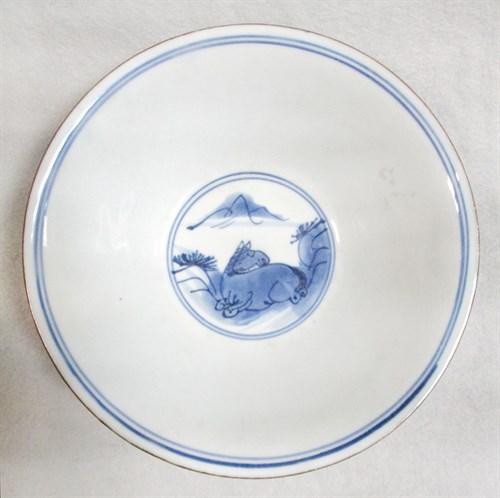Lot 162 - An early Kangxi underglazed blue and white bowl