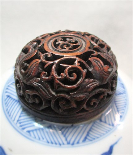 Lot 163 - A Kangxi blue and white ovoid jar with a wooden cover