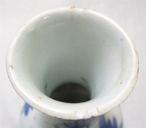 Lot 164 - A Kangxi blue and white double gourd vase