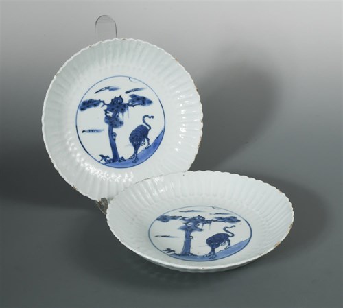 Lot 107 - A pair of Ming Wanli blue and white dishes
