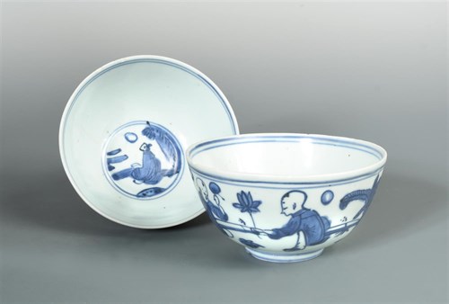 Lot 64 - A pair of Ming blue and white bowls