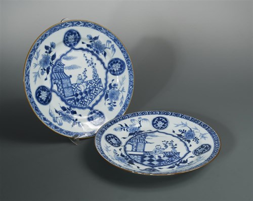 Lot 165 - A pair of Kangxi blue and white dishes