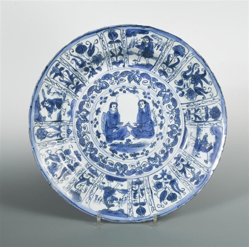 Lot 109 - A rare Ming dynasty Kraak dish depicting two Persian figures, c.1600-1644