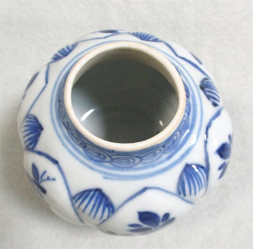 Lot 171 - A Kangxi Jarlet with floral decoration