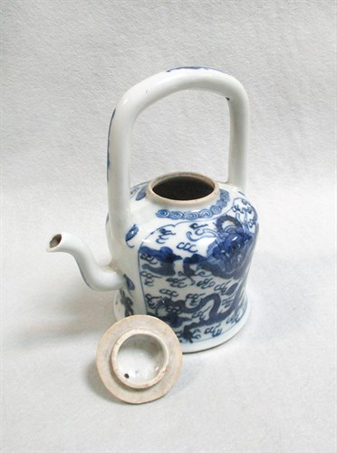 Lot 238 - An early 19th century tea pot and cover