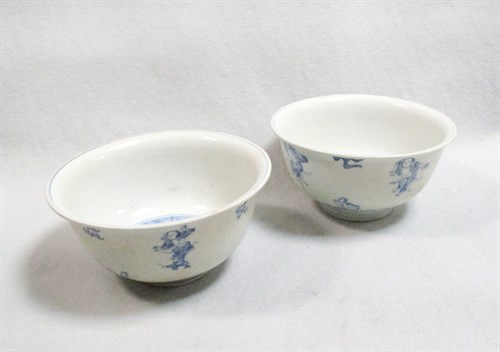 Lot 114 - A pair of Provincial Ming bowls