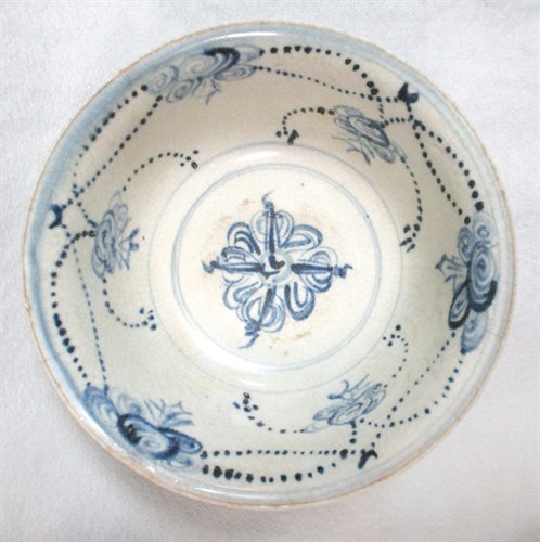 Lot 115 - A provincial Ming bowl