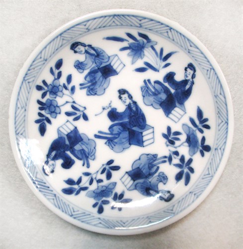 Lot 175 - Three Kangxi period small dishes