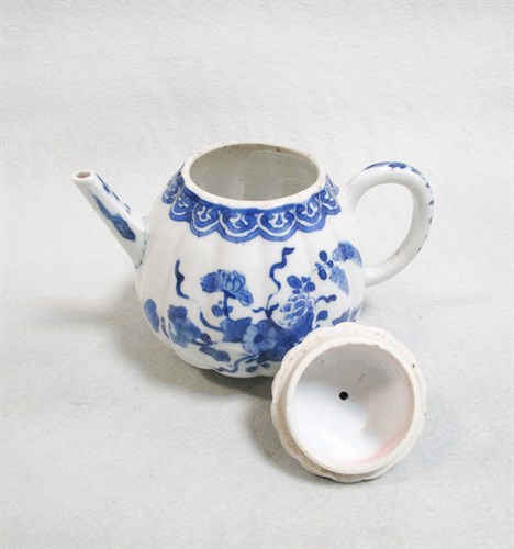 Lot 180 - A Kangxi period lobed tea pot and cover
