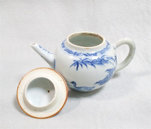 Lot 181 - A Kangxi teapot with cover