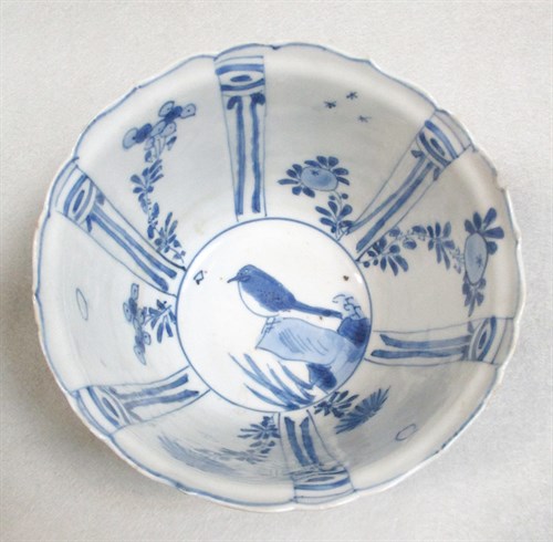 Lot 136 - A transitional bowl