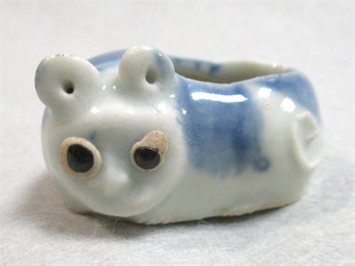 Lot 191 - A Kangxi bird feeder