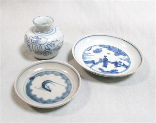 Lot 87 - Two Late Ming dishes and a jarlet