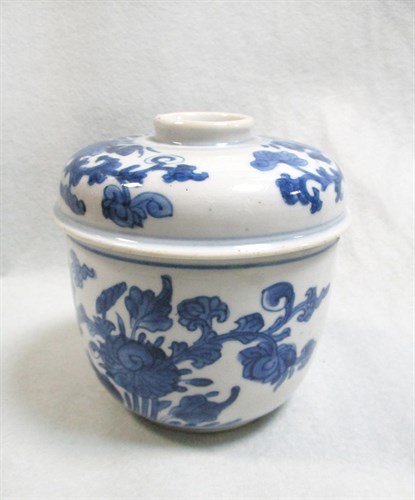 Lot 204 - A Kangxi bowl and cover