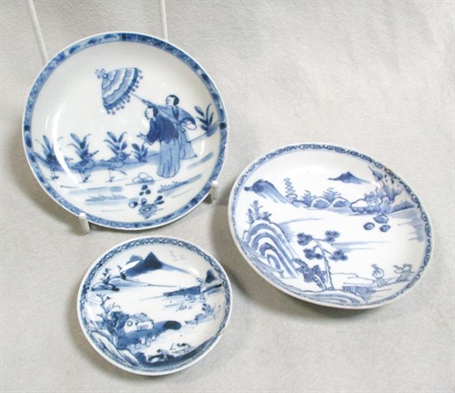 Lot 140 - A set of three small dishes and saucer