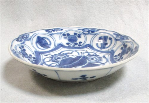 Lot 121 - A late Ming Kraak type small dish