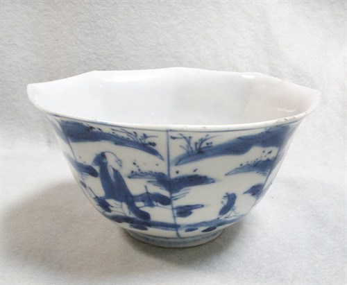 Lot 206 - A Kangxi octagonal bowl