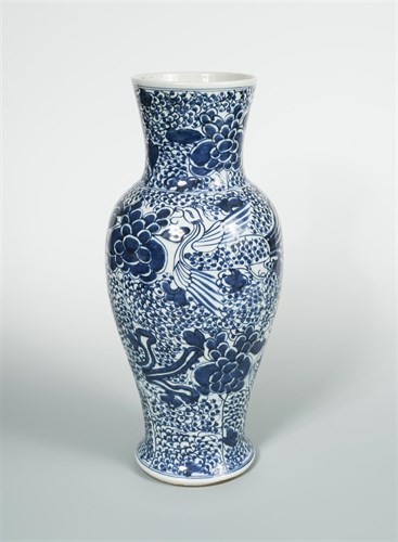Lot 207 - A Kangxi baluster vase