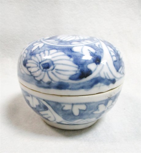 Lot 122 - A provincial late Ming bun shaped box