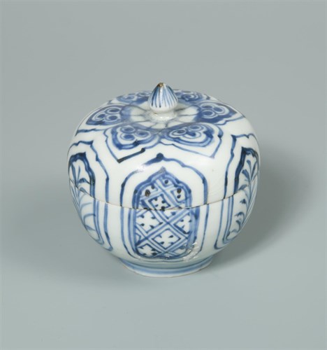 Lot 93 - A Ming round box