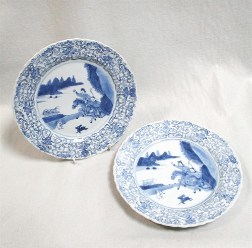 Lot 211 - A pair of Kangxi dishes