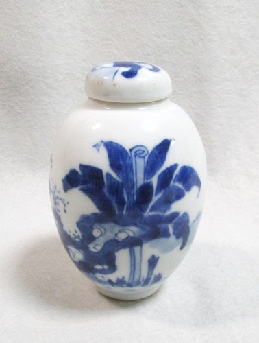 Lot 215 - A Kangxi ovoid jarlet with cover