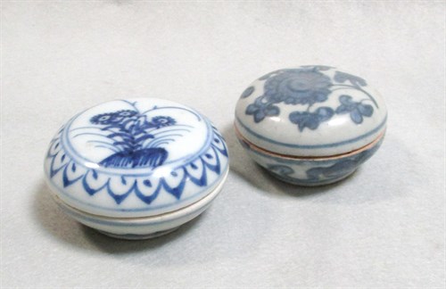 Lot 97 - Two provincial Ming bun shaped boxes