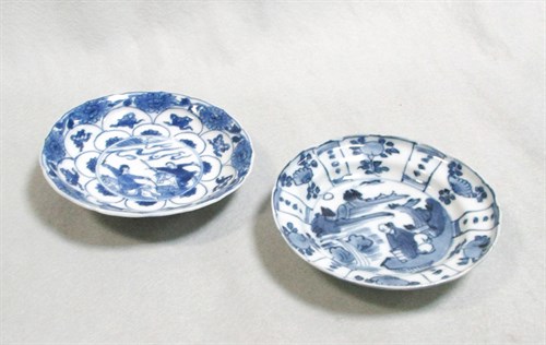 Lot 142 - Two small dishes late Ming and Kangxi