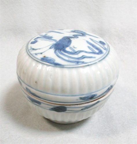 Lot 123 - A late Ming ribbed box and cover