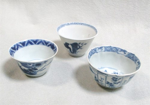Lot 98 - Three tea bowls Ming and later