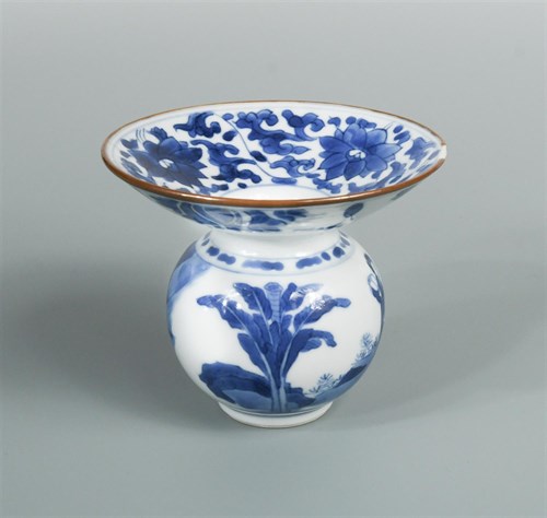 Lot 221 - A Kangxi spitoon