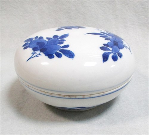 Lot 224 - A Kangxi bun shaped box