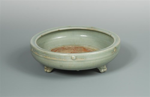 Lot 100 - A Ming dynasty Longquan celadon censer