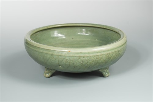 Lot 101 - A large Ming dynasty Longquan censer bowl