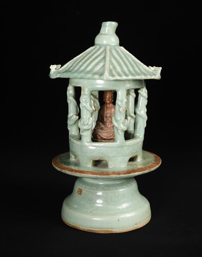 Lot 105 - A Ming dynasty Longquan celadon reliquary