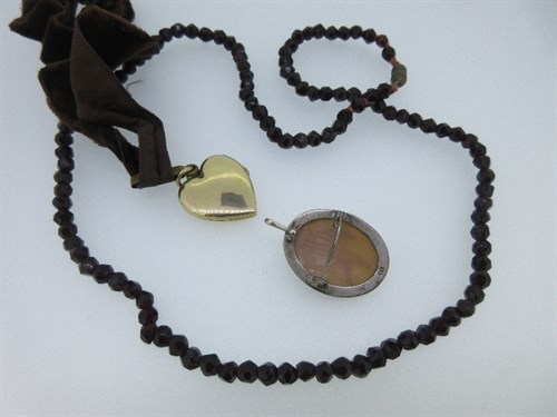 Lot 305 - A garnet bead necklace together with a...