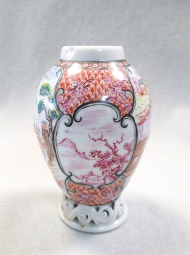 Lot 32 - A collection of Chinese famille rose porcelain Manchu Courtiers tea wares, Qianlong, circa 1780