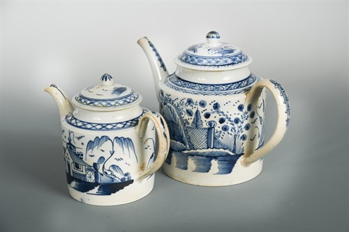 Lot 6 - An 18th century Staffordshire blue and white pottery teapot and cover