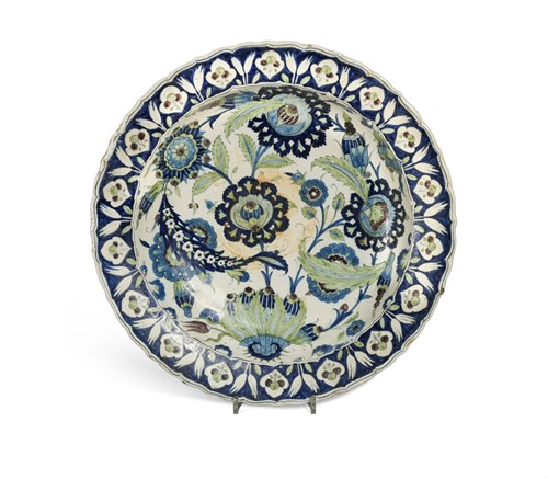 Lot 30 - A large 19th century Cantagalli Iznik style pottery dish